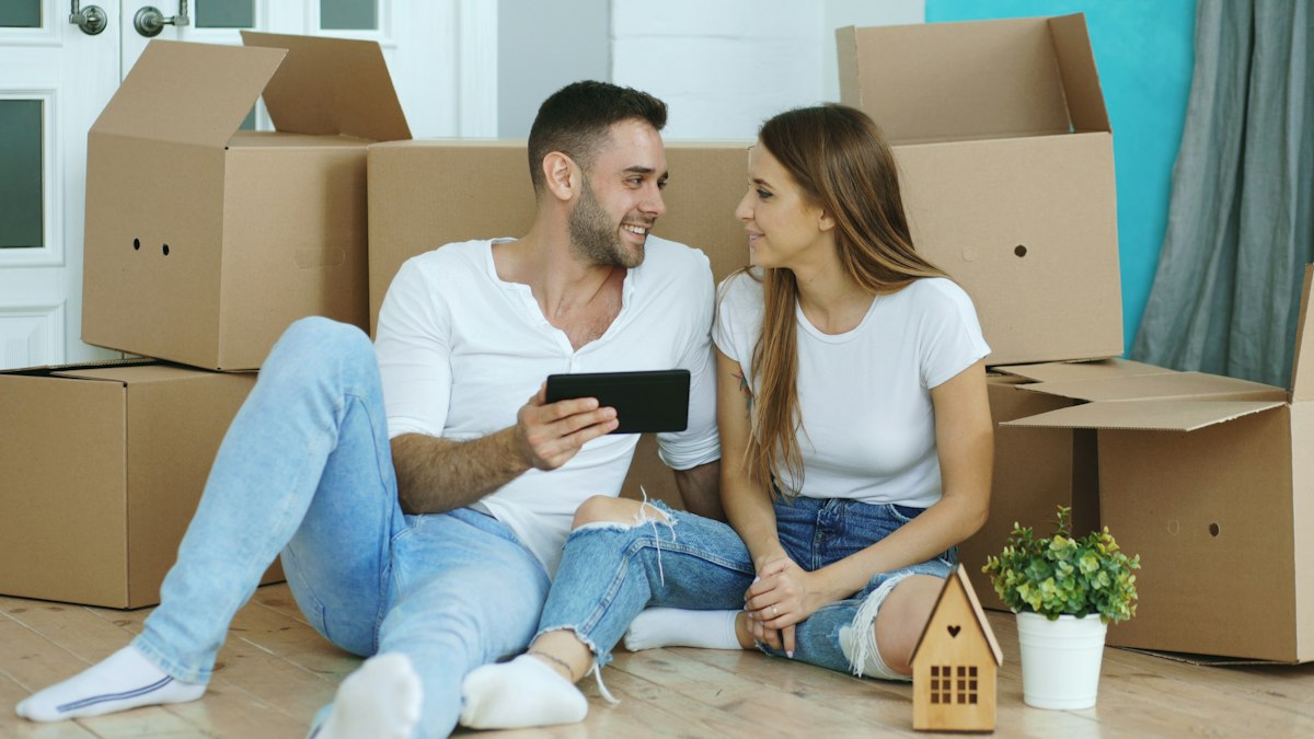 Pareja sonriendo en su casa nueva